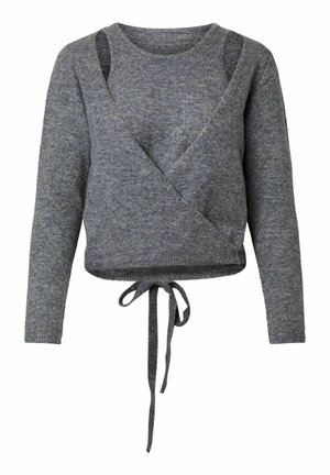 Sivi pleteni pulover z dolgimi rokavi, z okroglim izrezom in pasom za vezanje okoli pasu.