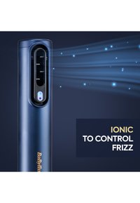 Elegantes, dunkelblaues BaByliss ionisches Haarwerkzeug, das ionisierte Partikel zur Kontrolle von Frizz vor einem dunkelblauen Hintergrund mit dem Text „IONIC TO CONTROL FRIZZ.“ ausstößt.