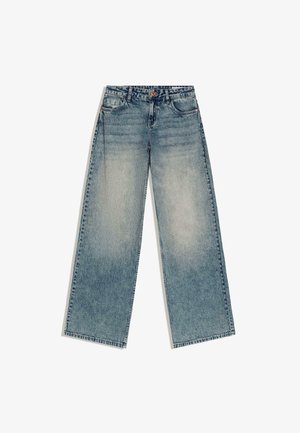 Blugi albaștri cu croială largă pe picior, spălați pentru un efect decolorat, cu cinci buzunare, găici pentru curea și închidere cu nasture, așezați pe o suprafață albă.