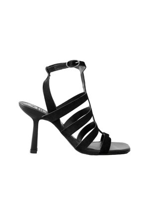 Sandal con tacco alto in suede nero, con molteplici cinturini, design open toe, chiusura con fibbia alla caviglia e un sottile tacco a stiletto.