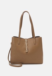 Hnědá kožená taška přes rameno s embossovaným logem "Valentino". Hladký povrch, dvojité rukojeti, nastavitelné rameno, decentní kovové detaily.