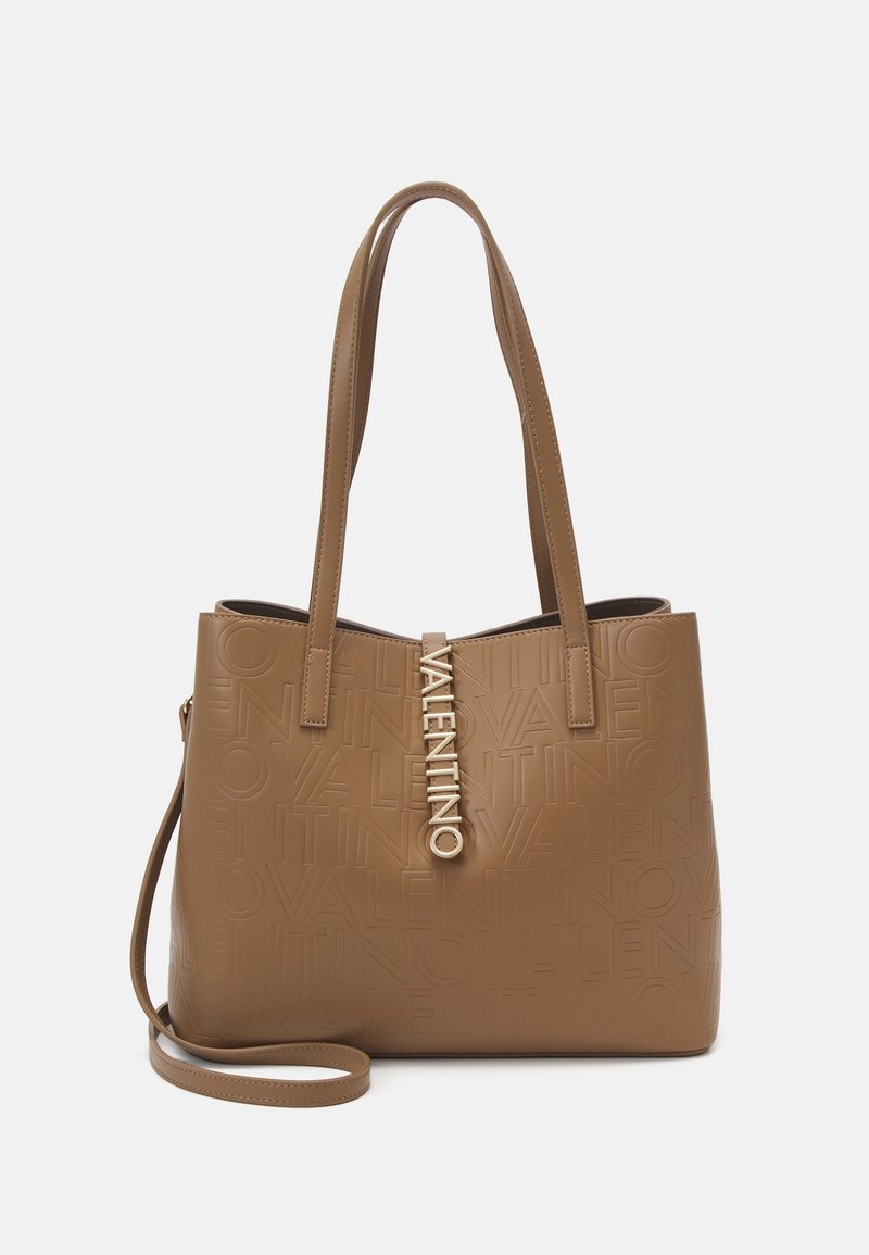 Hnědá kožená taška přes rameno s embossovaným logem "Valentino". Hladký povrch, dvojité rukojeti, nastavitelné rameno, decentní kovové detaily.