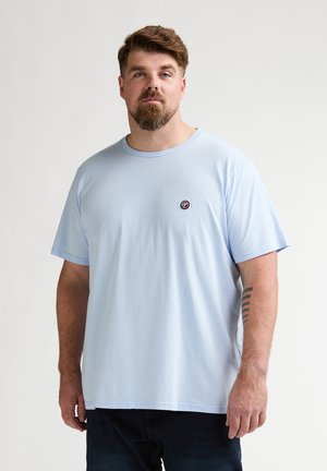 T-shirt azzurro chiaro a maniche corte in morbido cotone, con scollo rotondo e piccolo logo sulla parte anteriore.