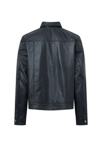 Giubbotto di pelle nera con un design semplice, caratterizzato da un colletto aperto e cuciture dettagliate; texture liscia con minimi accenti di hardware.