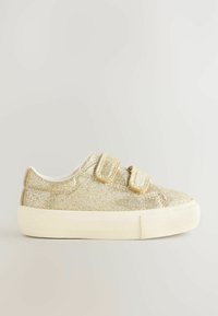 Baskets à paillettes dorées avec deux bandes Velcro, bout arrondi, semelle en caoutchouc blanc et semelle texturée pour une meilleure traction.