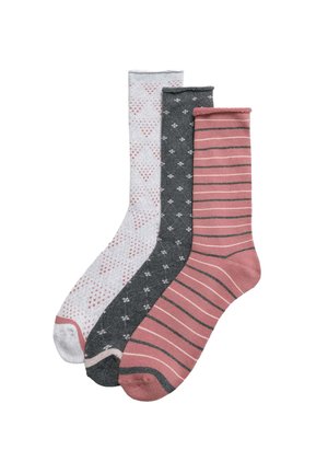 Tres pares de calcetines: uno gris claro con un patrón de diamantes, otro gris oscuro con pequeñas estrellas blancas, y un par a rayas rosas. Tejido suave.