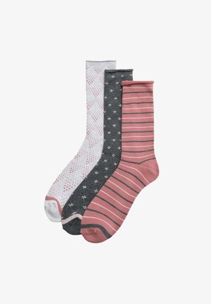 Tres pares de calcetines: uno gris claro con un patrón de diamantes, otro gris oscuro con pequeñas estrellas blancas, y un par a rayas rosas. Tejido suave.