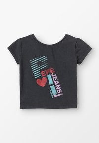 Tmavě šedé tričko s krátkým rukávem, bavlněný materiál. Obsahuje text a grafiku srdce v červené a modré barvě se pruhovanými vzory. Kulatý výstřih.