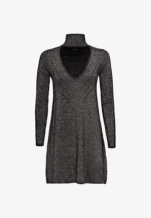 Czarna sukienka z długim rękawem, dekoltem w kształcie litery V i wysokim kołnierzem. Wykonana z błyszczącej, teksturowanej tkaniny, o rozkloszowanym kroju.