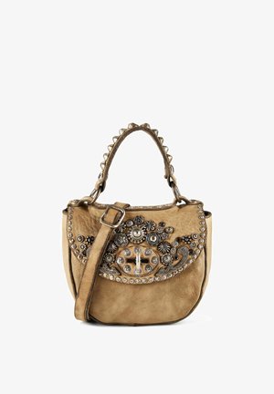 Bolso de cuero color canela con tachuelas de metal, adornos metálicos florales y circulares, una correa con hebilla y un asa con tachuelas.