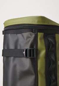 The North Face BASE CAMP FUSE BOX - Ruksak - forest olive/black
