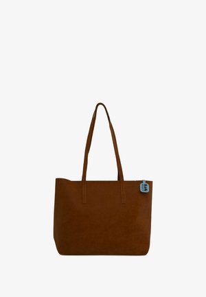 Bruine suède tote bag met twee lange handvatten, platte vorm, een gestikte rand en een blauwe tag die de bovenste rechterhoek accentueert.