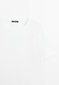 Plain white short-sleeve T-shirt with a round neck and a small black label inside the collar.