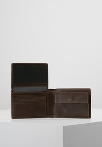 Braune Lederbörse mit strukturiertem Finish, die mehrere Kartenfächer, ein durchsichtiges Ausweisfach und ein offenes Münzfach bietet.