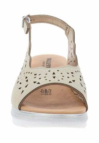 Infradito in pelle beige con tomaia perforata, impreziosita da piccole strass, cinturino regolabile alla caviglia e suola bassa in gomma bianca.