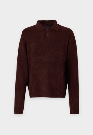 Bruin gebreid pullover met een polo kraag, drie knopen bij de hals en lange mouwen. Zachte textuur, geribde manchetten en zoom.