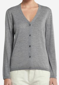 Šedý cardigan s výstřihem do V, dlouhými rukávy a zapínáním na knoflíky vpředu se šesti černými knoflíky. Měkká pletená textura a žebrovaný lem.