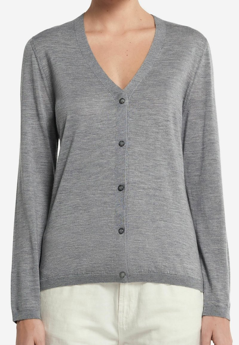 Šedý cardigan s výstřihem do V, dlouhými rukávy a zapínáním na knoflíky vpředu se šesti černými knoflíky. Měkká pletená textura a žebrovaný lem.