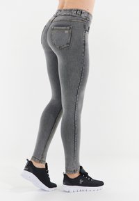 Freddy N.O.W.® DENIM - Skinny-Farkut - jeans grigio cuciture gialle