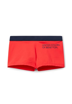 Shorts de bain rouges avec une taille en bleu marine, fabriqués en tissu extensible. Présente le texte "UNITED COLORS OF BENETTON" sur le côté.