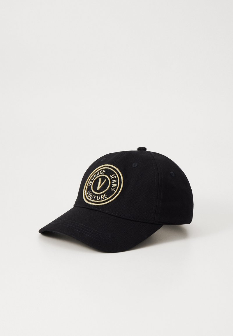 Boné de algodão preto com um logótipo circular bordado em dourado que diz "VERSACE JEANS COUTURE." Forma clássica com aba curva.