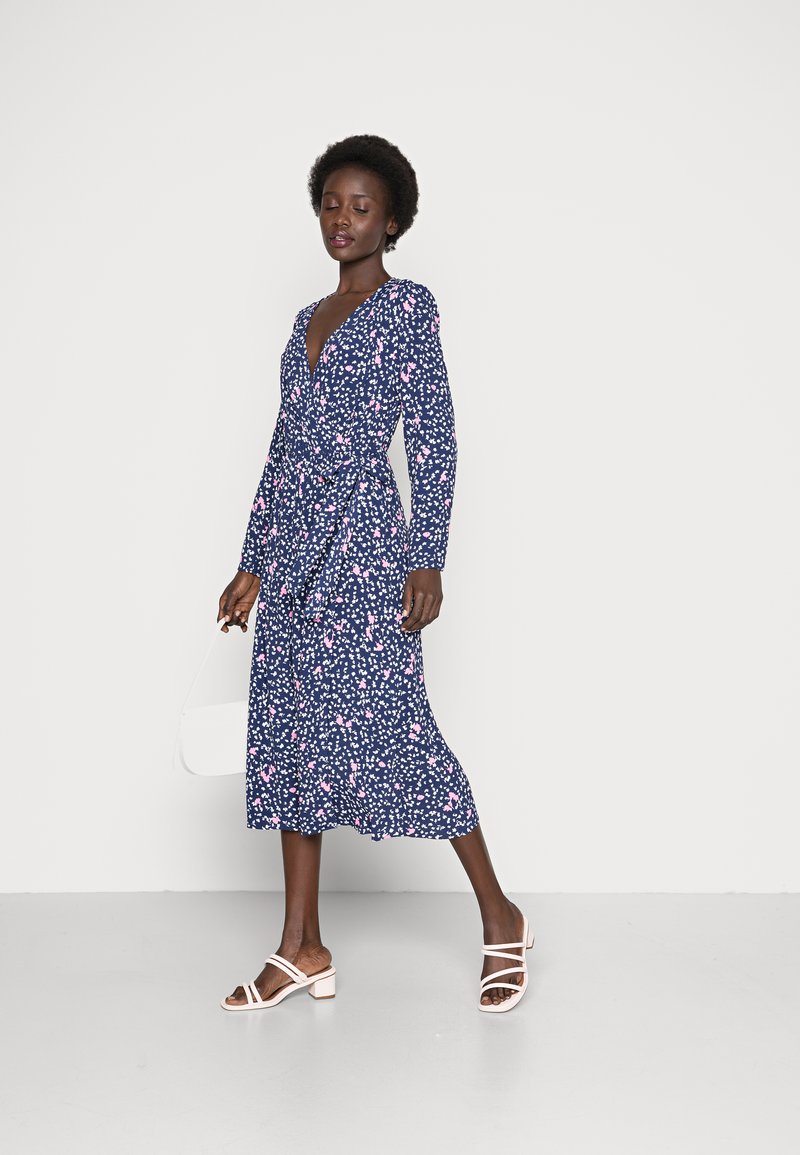 Damen Freizeitkleider | Marks & Spencer MIDI WRAP DRES Freizeitkleid blue mix/blau - KF55963 Damen Freizeitkleider | Marks & Spencer MIDI WRAP DRES Freizeitkleid blue mix/blau - KF55963