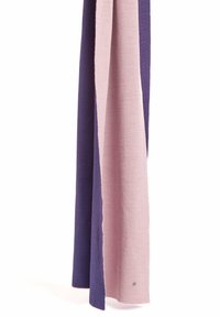 Écharpe tricotée présentant un dégradé de couleurs alternant entre un violet profond et un rose doux. Texture notable et petit logo discrètement placé à l'ourlet.