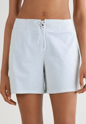 Gestreepte lichtblauwe shorts met een tailleband met trekkoord en zijzakken, gemaakt van een soepele, rekbare stof.
