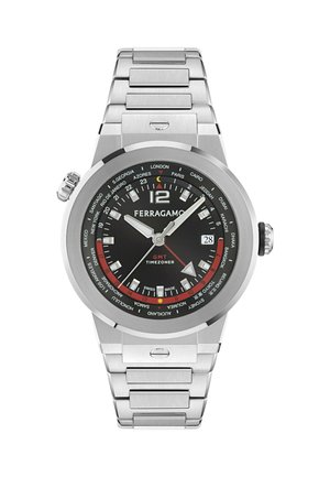 Rozsdamentes acél Ferragamo GMT karóra fekete számlappal, ezüst színű mutatókkal, dátumkijelzővel és a világvárosok neveivel a lünetta körül az időzónákhoz.