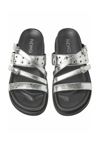 Silverfärgade metalliska slidesandaler med flera remmar, som har justerbara spännen och cirkulära utklipp, på en svart vadderad sula.