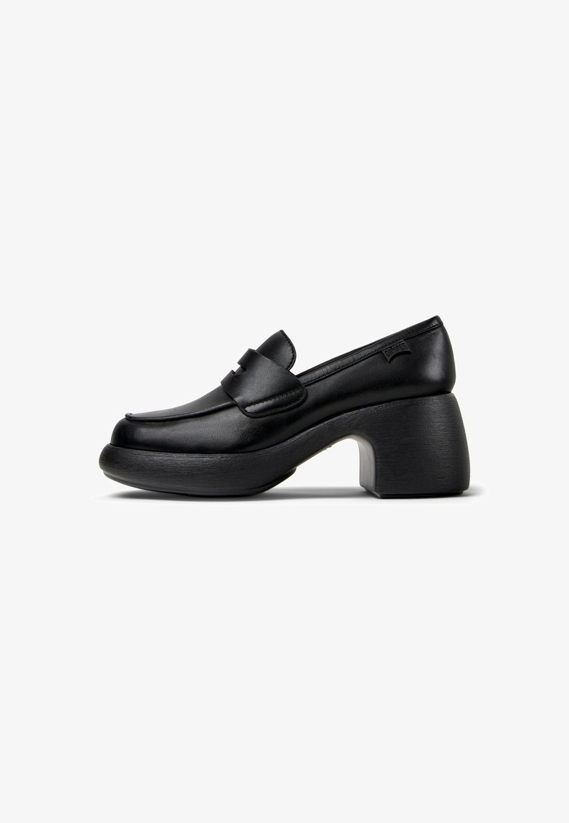 Schwarze Lederloafers mit runder Zehenform und einem strukturierten, klobigen Absatz. Verfügt über einen Riemen über dem Fußrücken für zusätzliche Details.