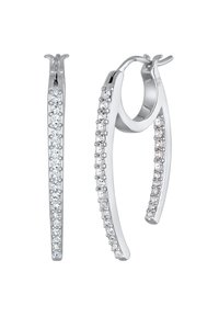 Pendientes de aro de plata con una forma alargada, que cuentan con una fila de brillantes cristales transparentes a lo largo de un borde. Acabado de metal con textura suave.