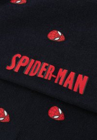 Námořnický textil s opakujícími se vzory červené masky Spider-Mana. Výrazný červený text "SPIDER-MAN" je jasně zobrazen, což zdůrazňuje téma popkultury.