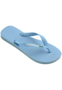 Vaaleansiniset kumiset flip-flopit, joissa on teksturoitu pohja, ohuet hihnat ja vihreä sekä keltainen korostusviiva pohjassa. Logo näkyy hihnassa.