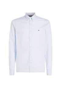 Camisa de botón azul claro, con un sutil patrón a cuadros, mangas largas y un pequeño logo en el lado izquierdo del pecho. Material de mezcla de algodón.