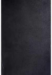 Material de imitación de cuero negro con una textura suave. El diseño presenta una superficie simple, sin adornos, con un sutil brillo.