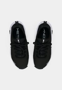 Μαύρα αθλητικά παπούτσια με άνω μέρος από δίχτυ, στρογγυλή μύτη, λευκή σόλα και επίπεδα κορδόνια. Διαθέτουν ετικέτα με λογότυπο στη γλώσσα και τη φτέρνα.