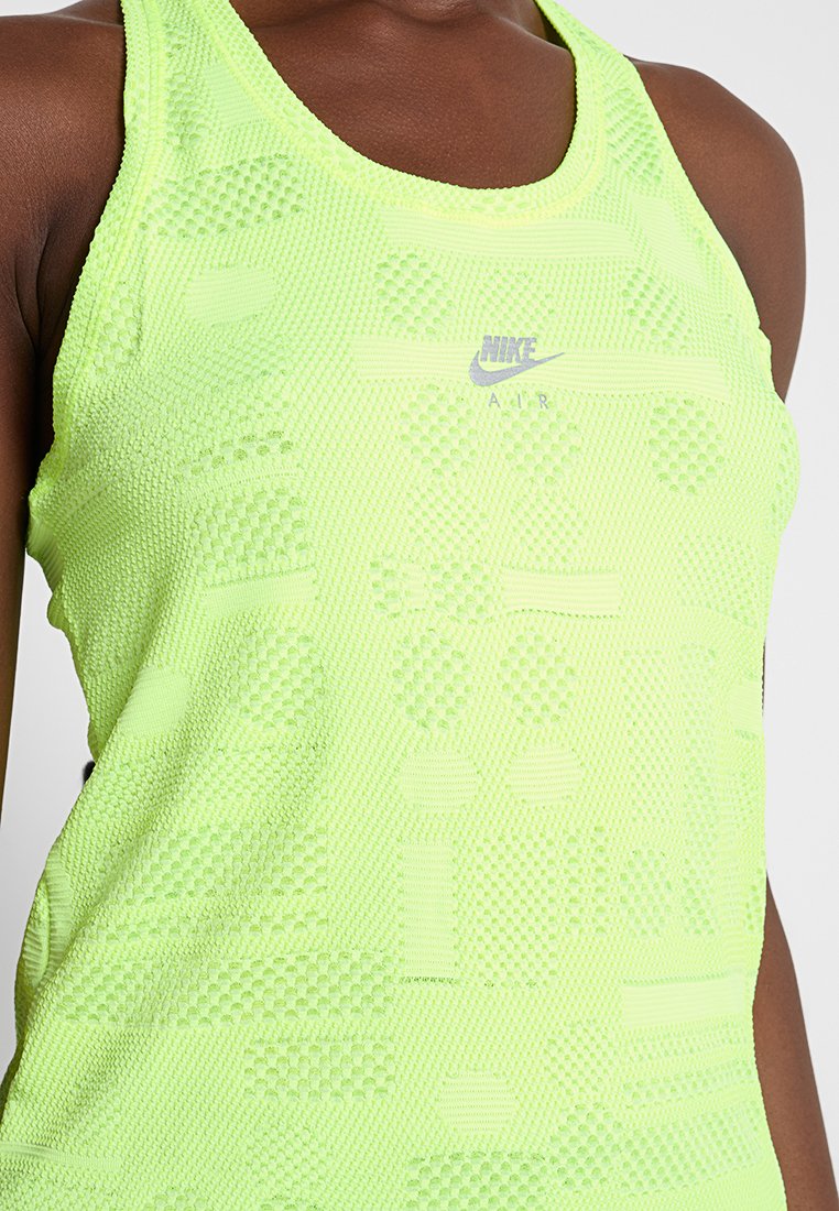 Neon-gelbes Tanktop mit strukturierten Mustern und rundem Halsausschnitt. Logo "Nike Air" in Silber auf der Vorderseite gedruckt. Leichtes Material.
