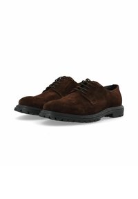 Scarpe in suede marrone con punta arrotondata, dotate di suole in gomma nera e dettagli in pizzo nero. Tessuto liscio senza motivi visibili.