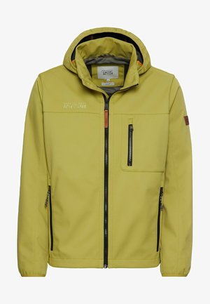 Geel outdoorjack met capuchon, voorzien van meerdere ritszakken, contrasterende zwarte ritsen en een gestructureerd oppervlak. Merkenlogo weergegeven.