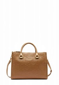 Sac à main beige avec motif de logo en relief, double poignées supérieures et bandoulière amovible. Comprend des accents de quincaillerie dorée.