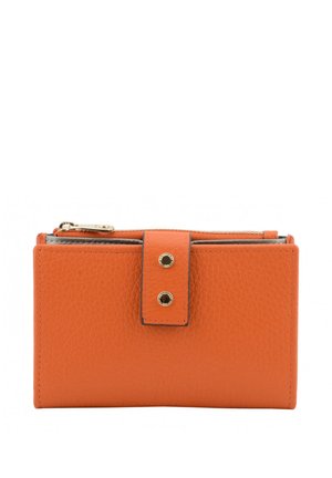 Portefeuille en cuir texturé orange avec deux fermetures clous dorés et un compartiment zippé sur le dessus, montré fermé sur fond blanc.
