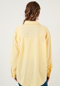 LELA LOOSE FIT - Button-down blouse - yellow