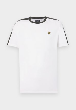 Hvid bomulds-T-shirt med rund hals, sorte skulderdetaljer og et lille gult logo på venstre bryst. Korte ærmer.