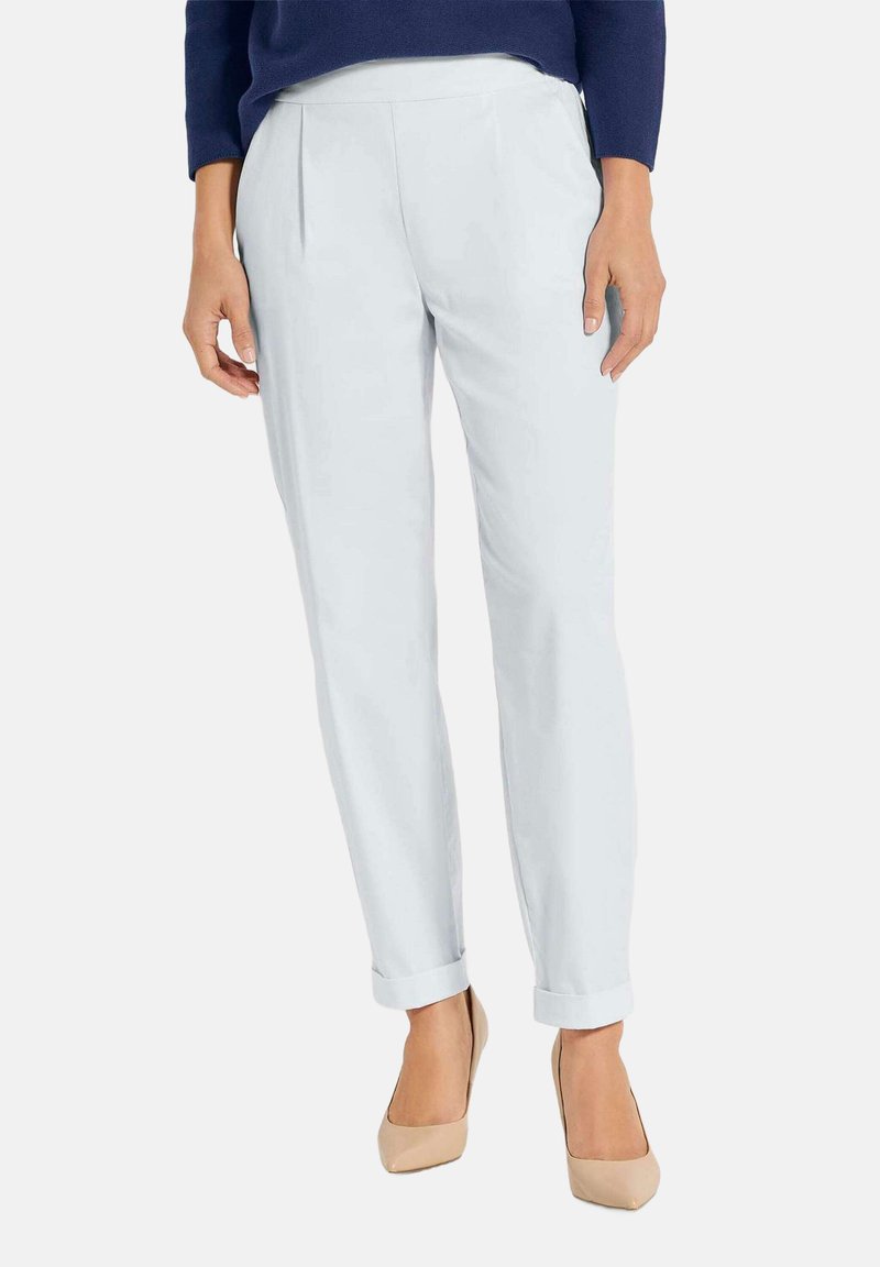 Lichtblauwe op maat gemaakte broek met plooien, voorzien van een gladde textuur en omslag, gecombineerd met nude hoge hakken.