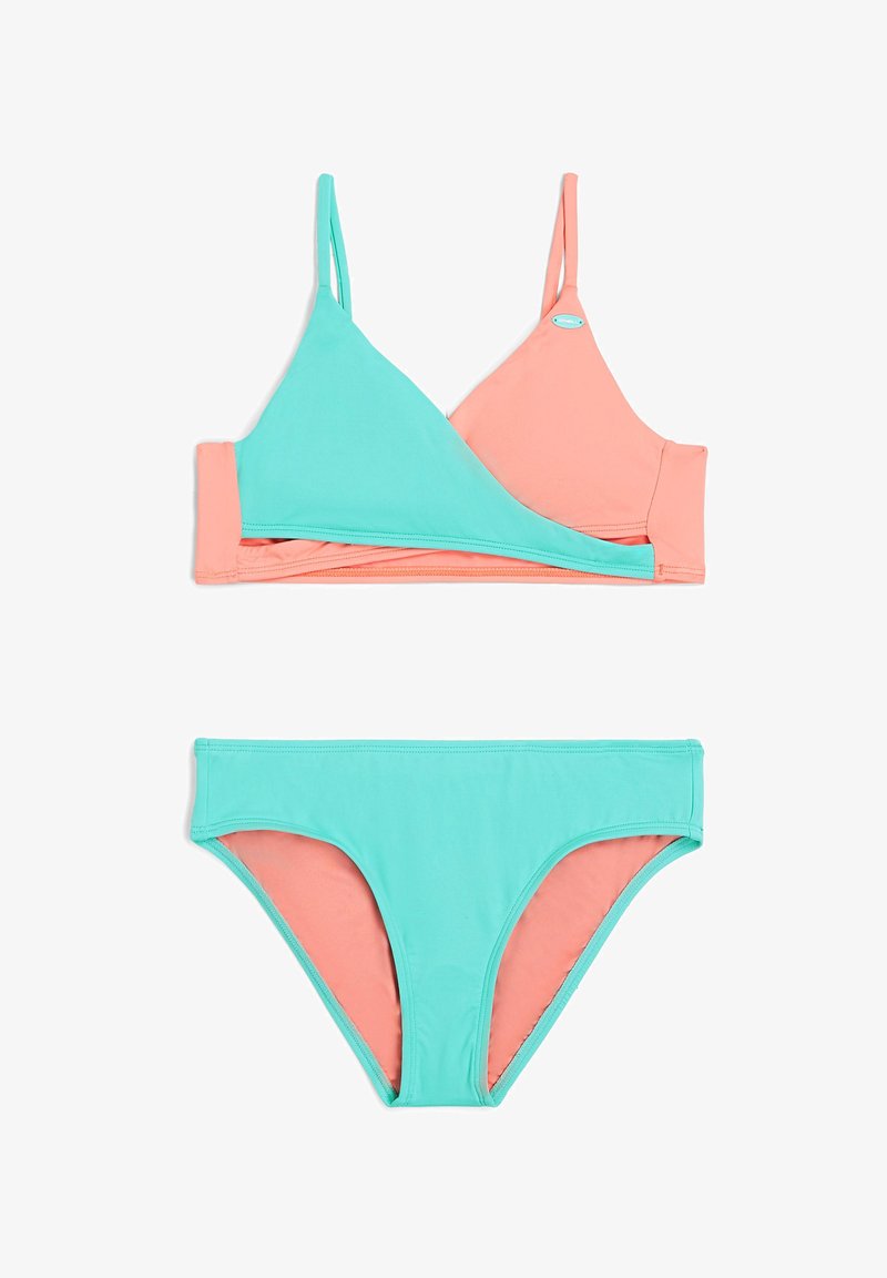 Bikini szett, amelyben egy turquoise és korall színű háromszög melltartó vékony pántokkal, valamint azonos színű, alacsony derekú alsók találhatóak.