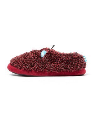 Una zapatilla peluda roja y negra con un parche azul con forma de nube en el lateral y una cinta negra para tirar en la parte superior y trasera.