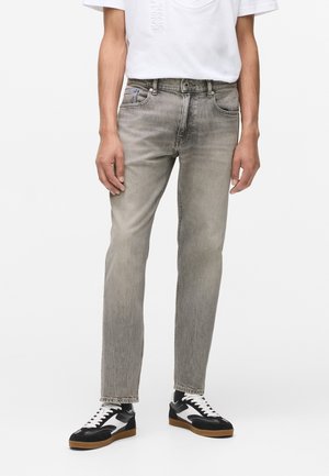 TAPERED - Blugi conici - washed grey denim