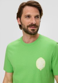 s.Oliver FRONTPRINT - T-shirt print - grün