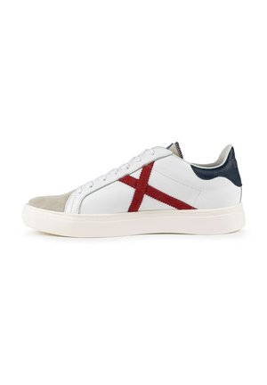 Witte leren sneaker met een rood gestructureerd kruisontwerp, grijze suède neuzenkap, marineblauw hielaccent en een witte rubberen zool. Vetersluiting.